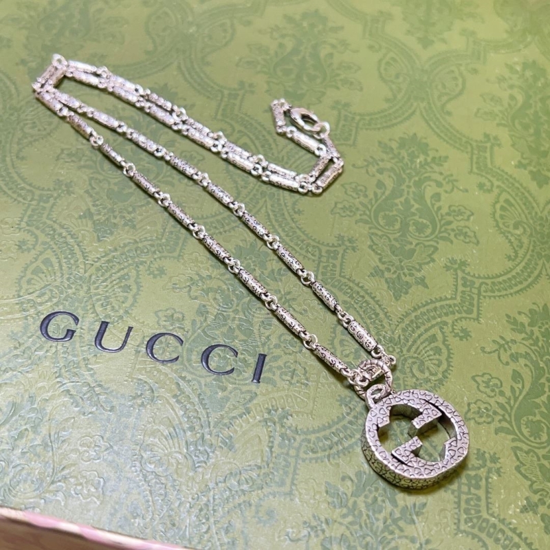 G*u*i necklaces